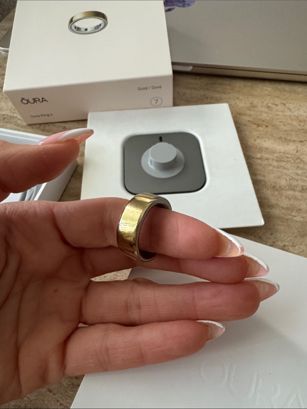 Oura Ring 4 - Gold - Picture 3 of 4